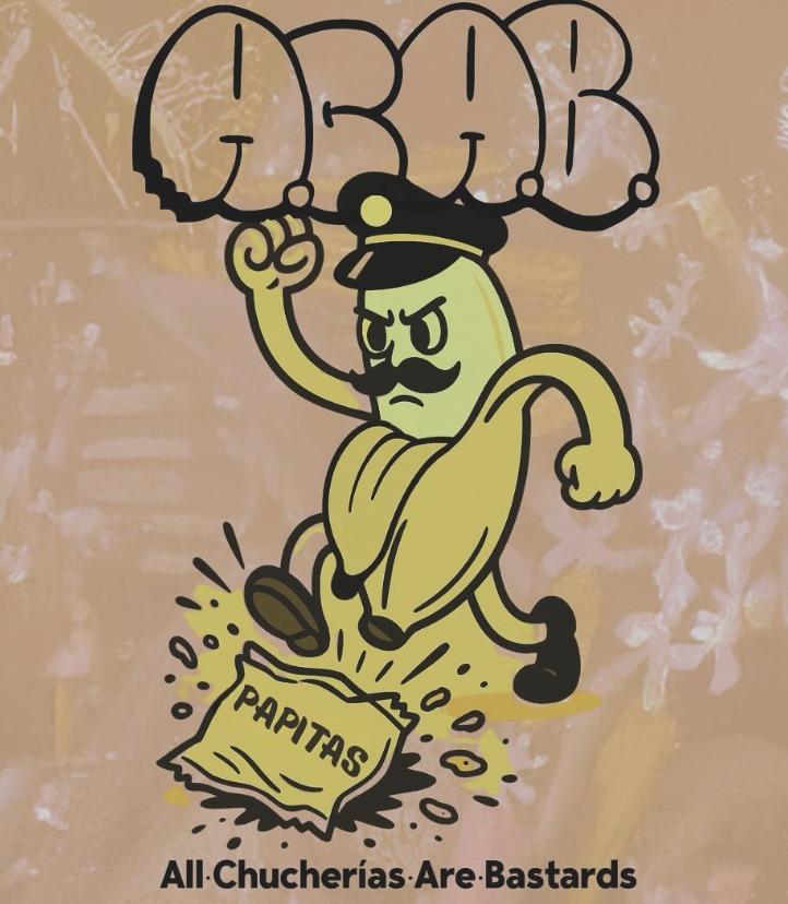 Capitán Banano aplastando una bolsa de papitas
